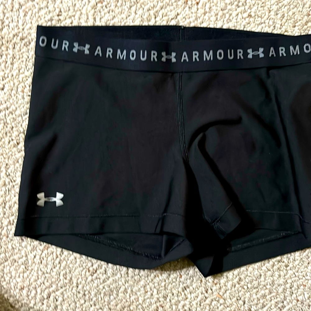Women’s medium. Under armour black biker shorts 2.5”